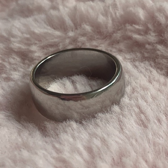 Silver Solid Band Ring Fits like a 7 unsure of metal content no tarnish - Picture 5 of 5